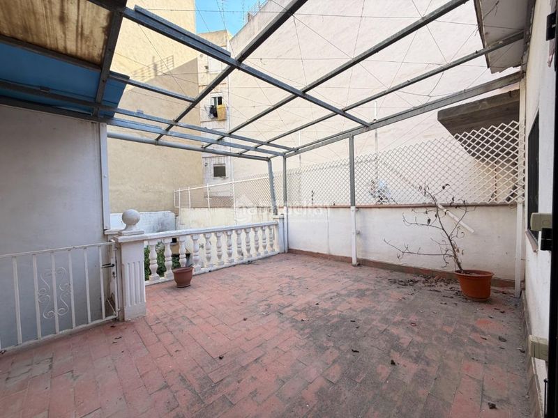 Foto 35eff82f-57ae-4ea2-b0bd-8a7f91c817a1. Casa aparellada a Avenida de la Paz Xirivella