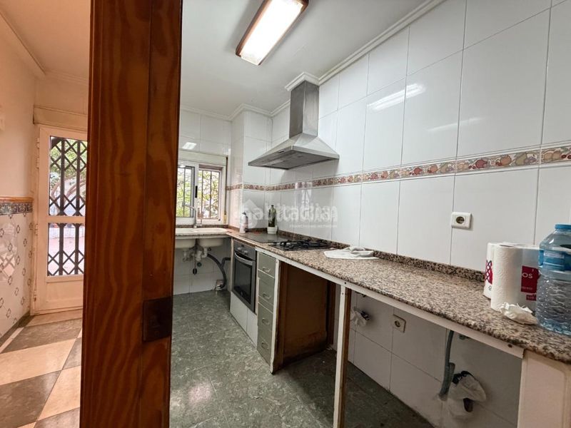 Foto eaa4c7b9-634e-4011-a23d-cb61c0ee7cf2. Casa aparellada a Avenida de la Paz Xirivella