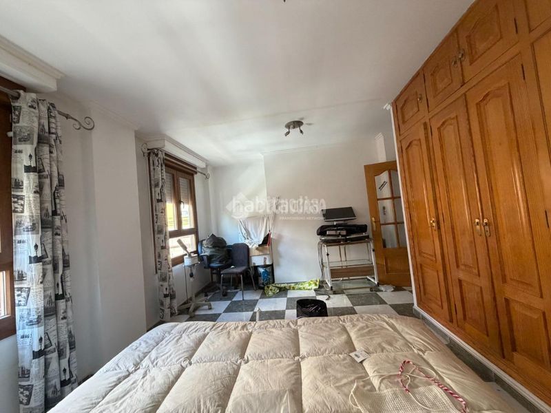 Foto fc803425-24b2-4a3e-9146-bb629f2f3347. Casa aparellada a Avenida de la Paz Xirivella