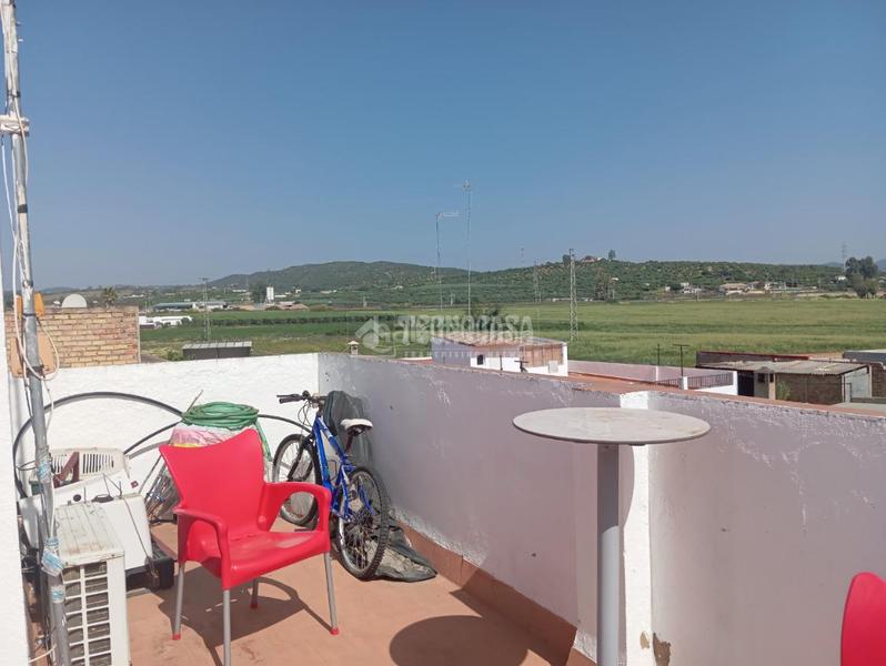Foto 853bebf6-7fc7-474e-8291-5ef623e0d3d2. Casa aparellada a Lora del Río