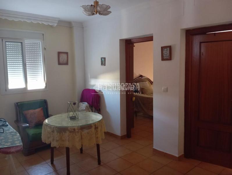 Foto bb8d6ca0-0f09-4ef7-b9f6-7081aa2fa578. Casa aparellada a Lora del Río