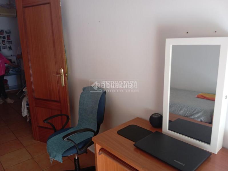 Foto bc9da689-344f-4a7f-bb23-ccbd33cbbf6f. Casa aparellada a Lora del Río