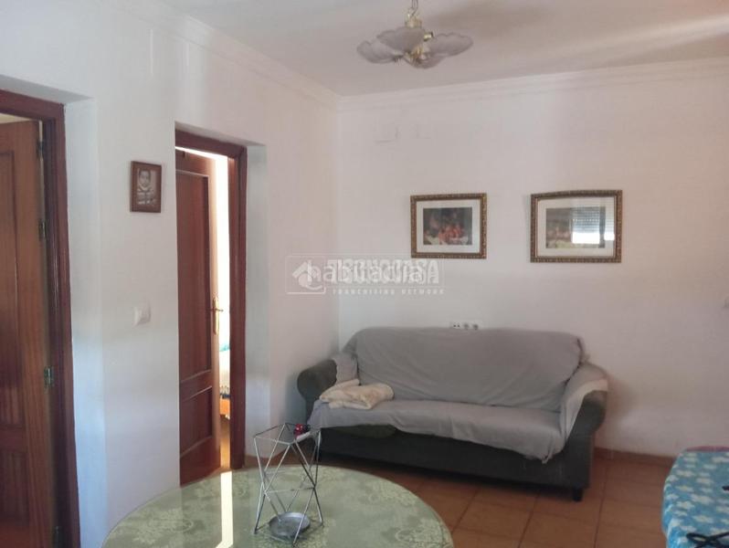 Foto c5255ba9-1726-43d5-a853-c67124352058. Casa aparellada a Lora del Río