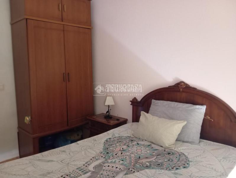 Foto ce64c535-13e3-4afc-9bf7-d763e63c36aa. Casa aparellada a Lora del Río