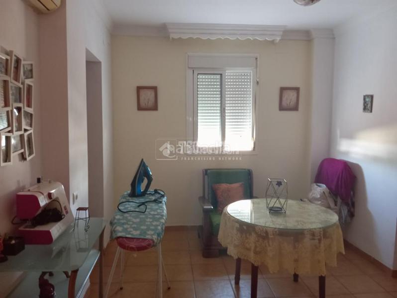 Foto d6c0a605-01c3-4353-813c-9f1d10624c4a. Casa aparellada a Lora del Río