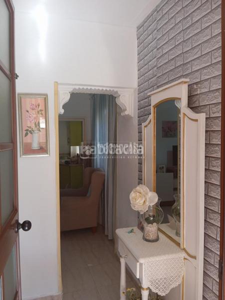 Foto f076b254-1184-47fe-9e27-43ed547d3e48. Casa aparellada a Lora del Río