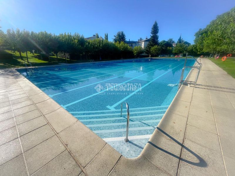 Foto b8a4dd26-900d-4b49-9e62-24fa2a9ffb12. Pis amb calefacció piscina a Guadarrama