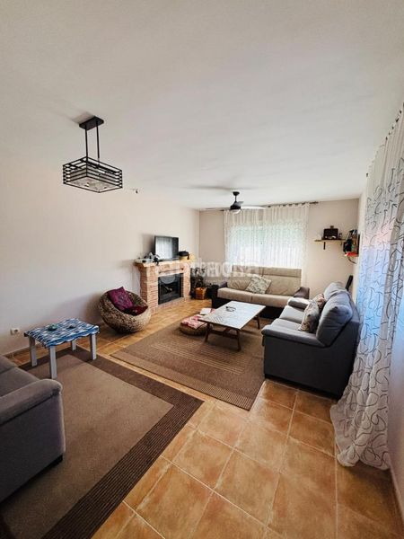 Foto 60bbff34-1633-45e3-9b29-269fce7fb900. Casa  en venta en Escalona