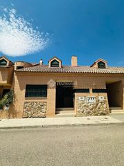 Doppelhaus in Escalona. Casa en venta en escalona