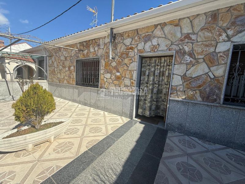 Foto 14339f18-e3a0-44f1-a189-3c5d80e9403f. Casa aparellada amb calefacció a Escalona