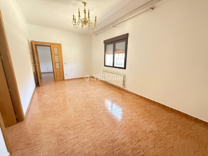 Foto f81052d4-5cb5-4b82-8ef6-72360cb9789a. Casa aparellada amb calefacció a Escalona