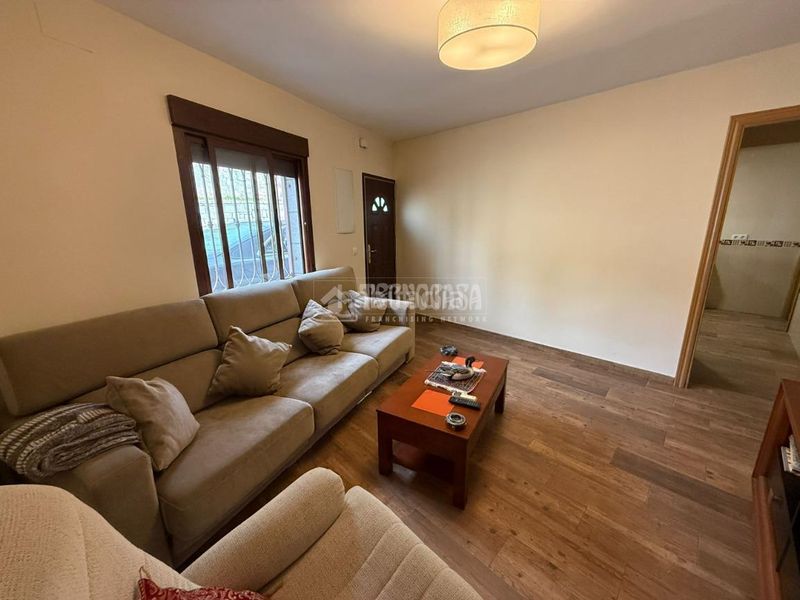 Foto 3b1a8306-8ea5-4c83-96f8-fcef85506ab8. Casa aparellada amb calefacció a Almorox