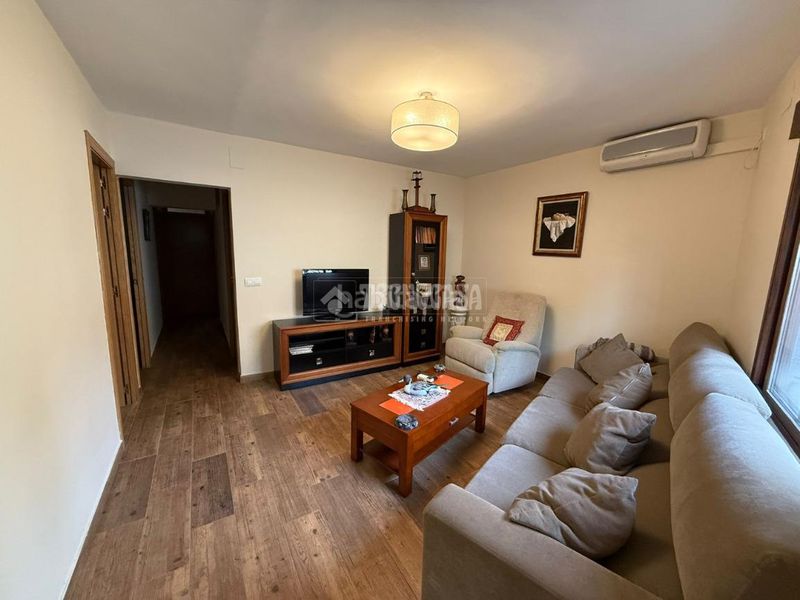 Foto fa48efc7-14de-4a88-85f3-6105c8f6ce14. Casa aparellada amb calefacció a Almorox