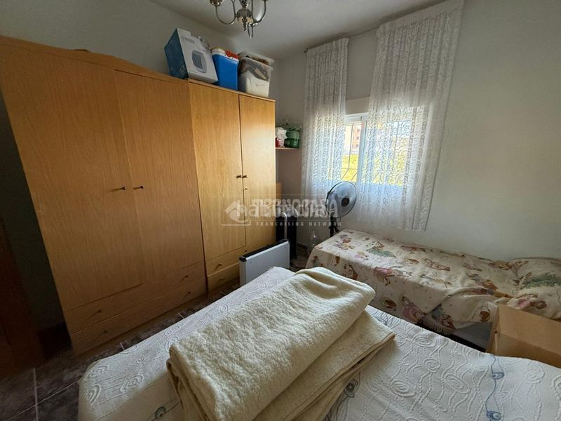 Foto 00d305c1-4c5a-47af-a688-cb49ff54a728. Casa aparellada amb aparcament a Almorox