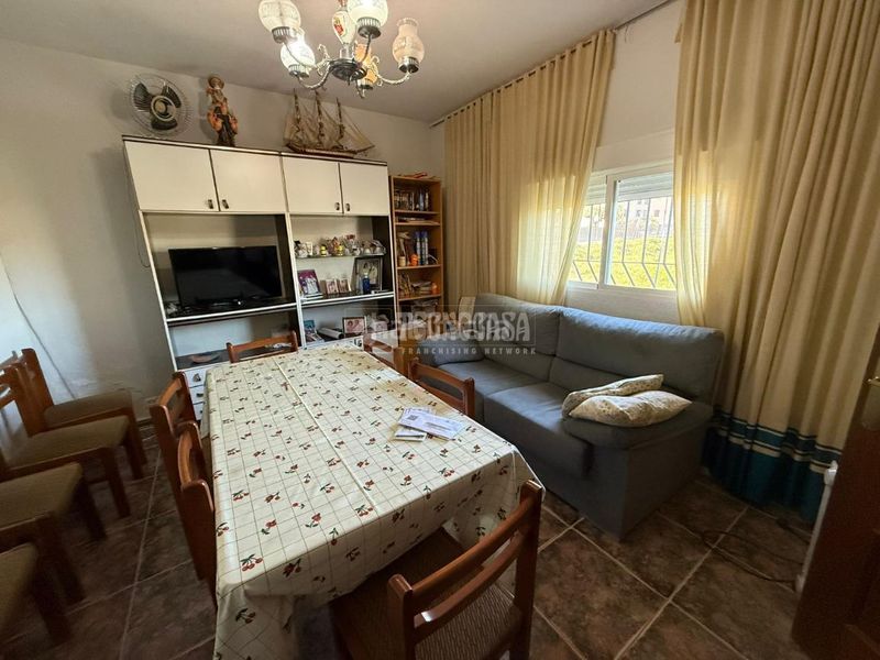 Foto 1f448e18-8029-42e9-9dfa-da13a209b10b. Casa aparellada amb aparcament a Almorox