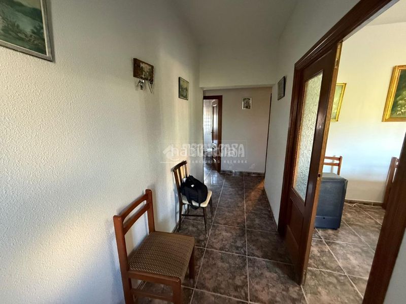 Foto b0b953f5-de48-4019-81bd-006910fef6f7. Casa aparellada amb aparcament a Almorox