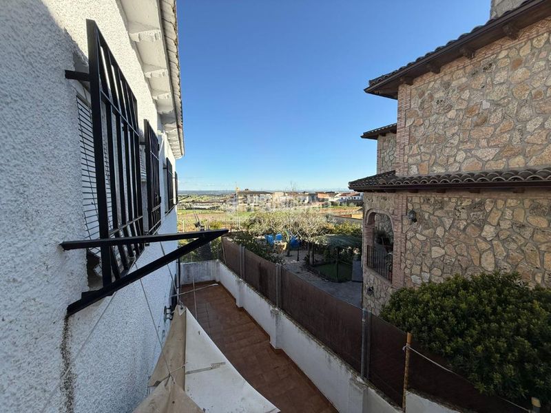 Foto dea4d411-c8ba-420b-986b-fab4acc83200. Casa aparellada amb aparcament a Almorox