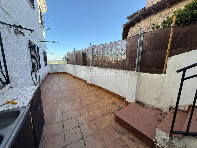Foto f07014c1-f370-4b5e-bc62-e317eca5db9b. Casa aparellada amb aparcament a Almorox