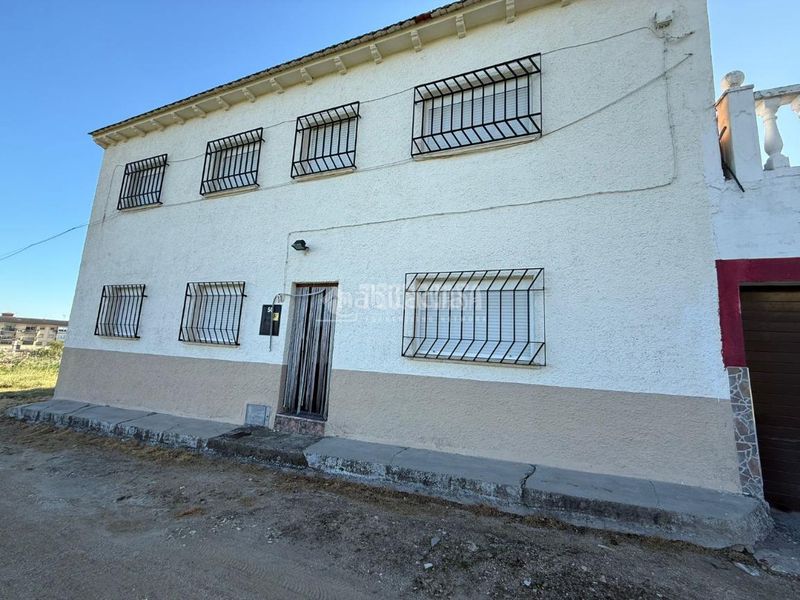 Foto feea7afc-a8f9-421f-b35f-554099775684. Casa aparellada amb aparcament a Almorox