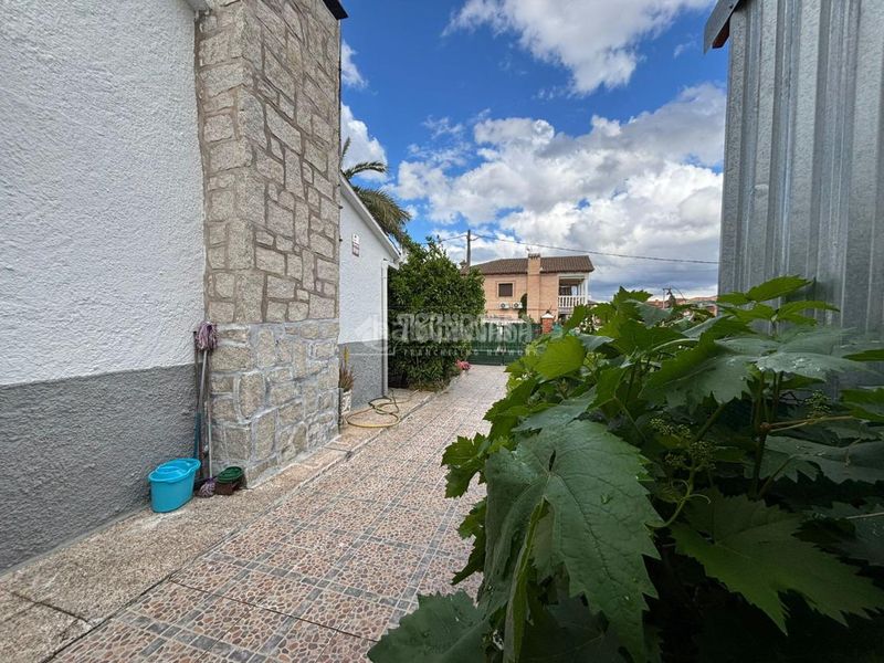 Foto 31a4bfee-573b-48eb-b6e4-70ff1012fb1a. Casa aparellada amb aparcament a Escalona