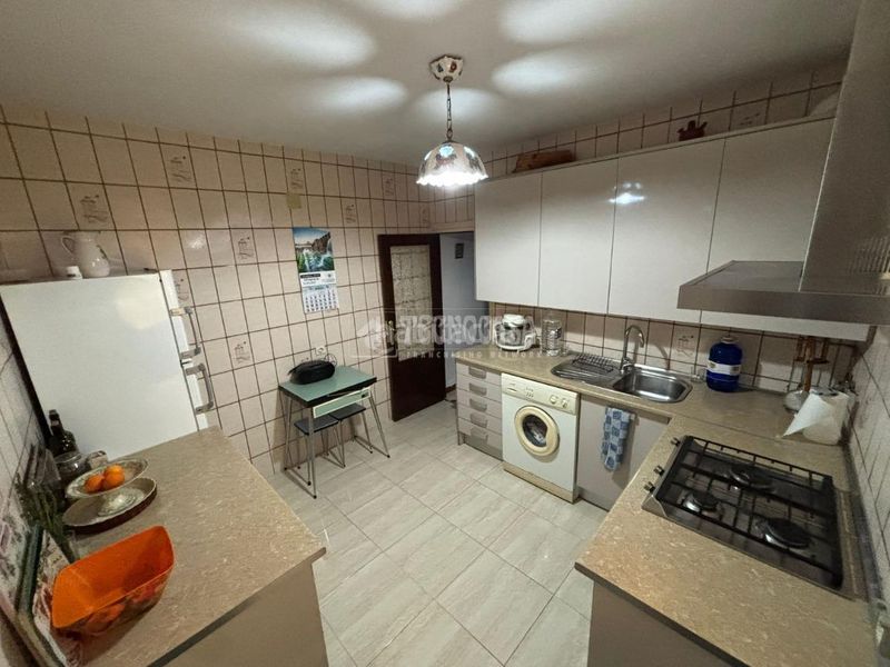 Foto 772fd820-10fd-49d7-b521-4993b09c3f01. Casa aparellada amb aparcament a Escalona