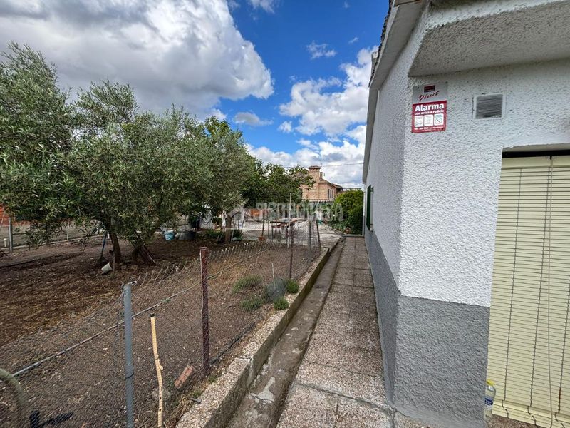 Foto 7b520ebe-0c19-491b-9fd2-7e564bd88596. Casa aparellada amb aparcament a Escalona