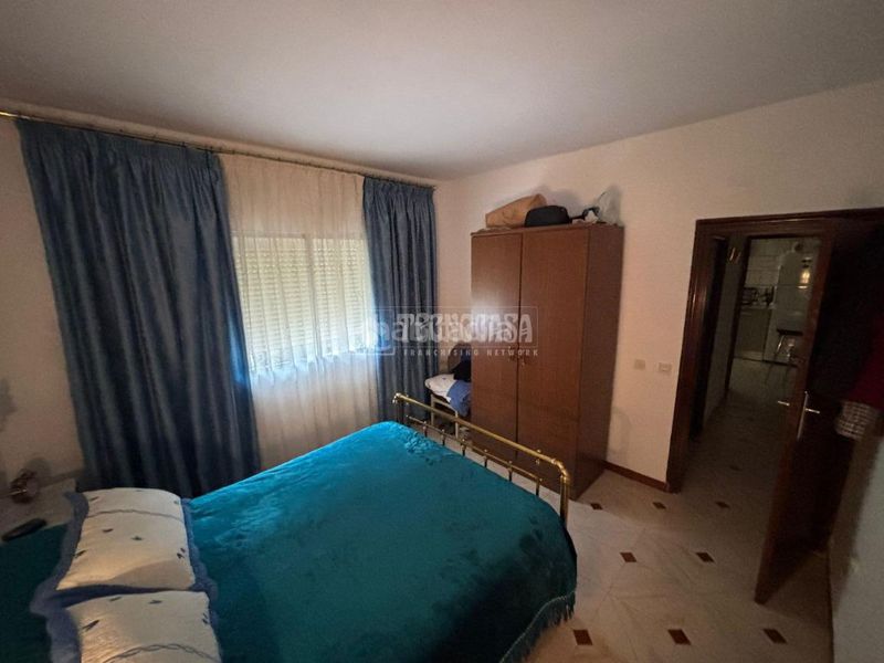 Foto 87d865c6-167e-4236-9697-8f0115e612d3. Casa aparellada amb aparcament a Escalona