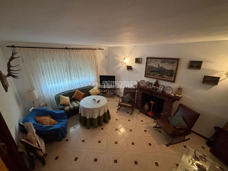 Foto a6c56af2-edb2-442d-aa64-f77e4b49e4c8. Casa aparellada amb aparcament a Escalona