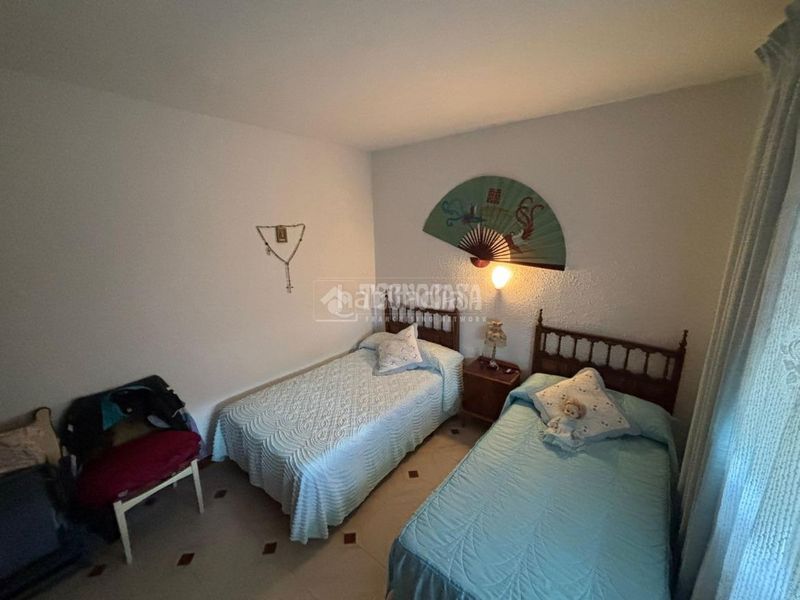 Foto b02f51fc-15d9-413f-b06b-f4cbd543f563. Casa aparellada amb aparcament a Escalona