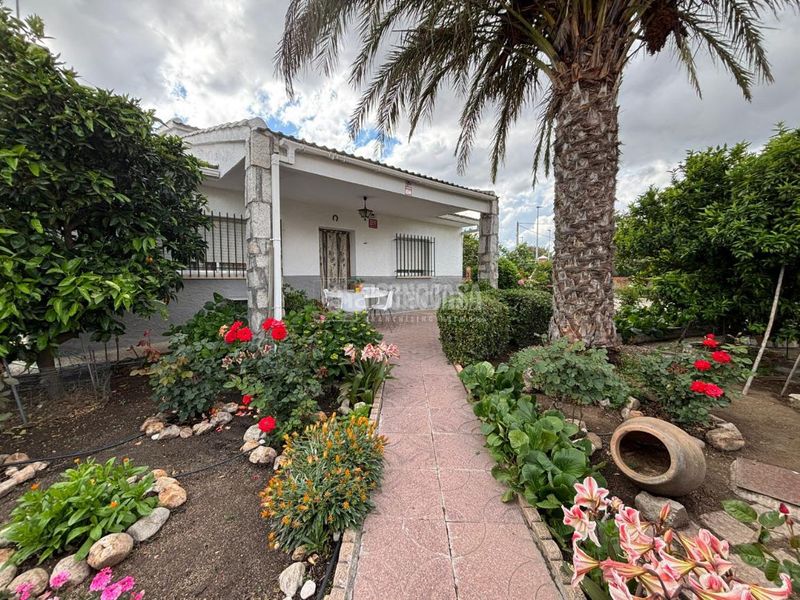 Foto e7811763-c7b1-4895-91dc-cd596df34673. Casa aparellada amb aparcament a Escalona