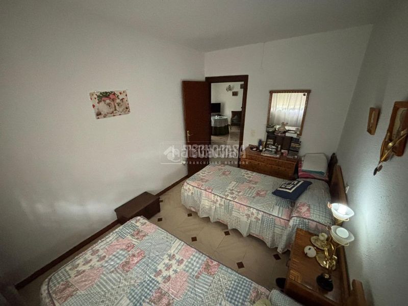 Foto efa91c94-e958-41e5-981a-27bda3856bd8. Casa aparellada amb aparcament a Escalona