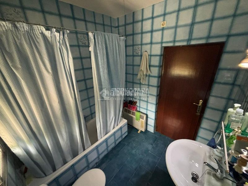 Foto f879804f-2417-4908-8d37-c0d9fcfaf942. Casa aparellada amb aparcament a Escalona