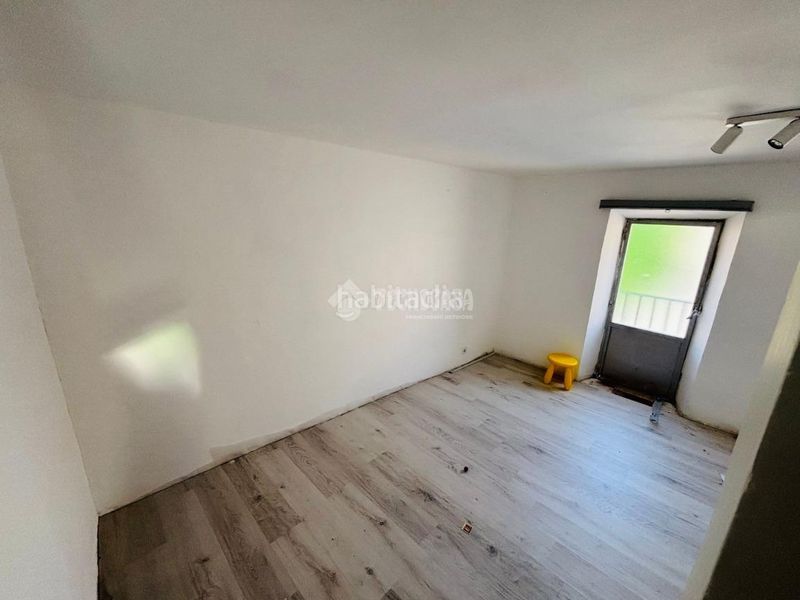 Foto 9e9d952a-b1ce-4353-b962-3788b2696625. Casa aparellada a Nombela