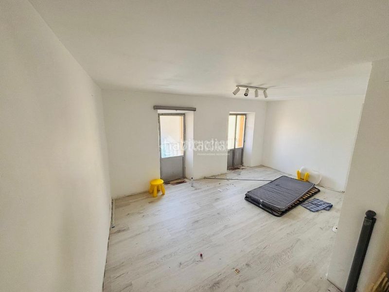 Foto aa7a4f9f-761c-45b0-8201-d1893cf1c492. Casa aparellada a Nombela