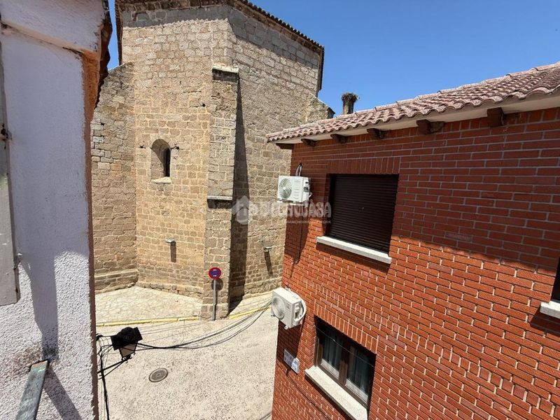 Foto 158c9a8b-af4a-482e-9694-cef9fba66529. Casa aparellada amb calefacció a Almorox