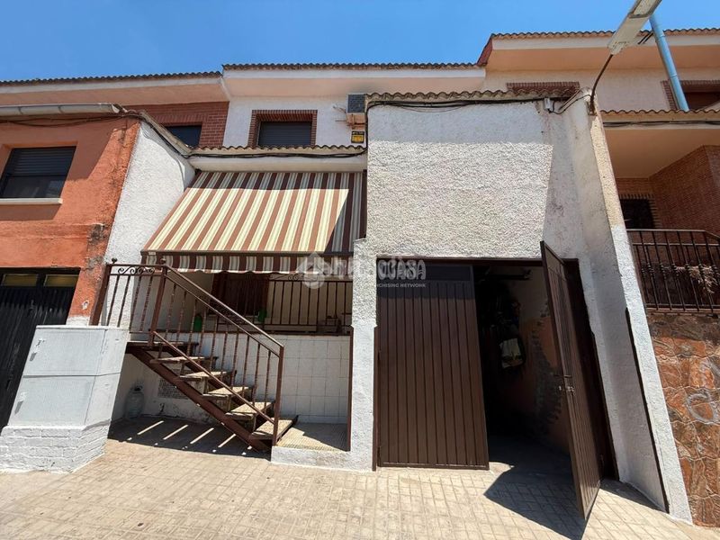 Foto 2d3a4b7b-b12a-44b9-90fe-39fe3a5aa4b0. Casa aparellada amb calefacció aparcament a Almorox