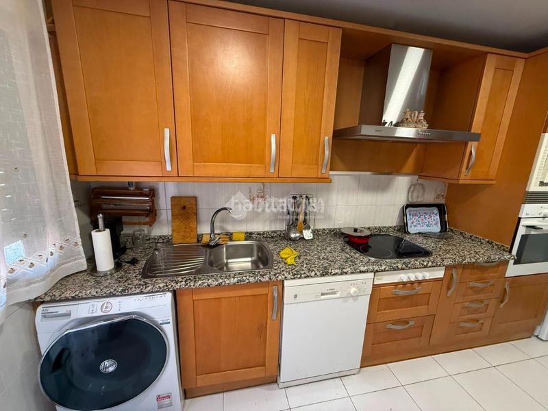 Foto 8e5c5dab-6f00-4bde-8a69-c95582e30f76. Casa aparellada amb calefacció aparcament a Almorox