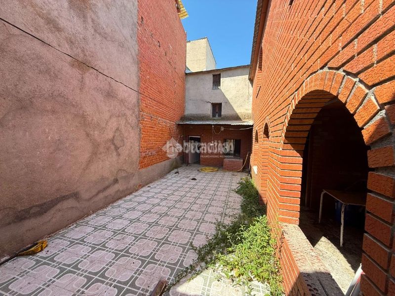 Foto d0d1e1e2-1753-4444-9121-23321d45e91a. Casa aparellada amb calefacció a Almorox