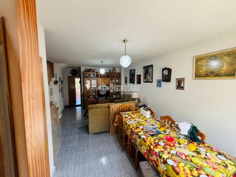 Foto f2f6d1ab-da3f-4874-9515-388f090fdcb4. Casa aparellada amb calefacció a Escalona