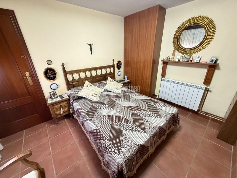 Foto 0dc11a8a-d9b3-4026-b18f-a9c3463df65b. Casa aparellada amb calefacció a Lucillos