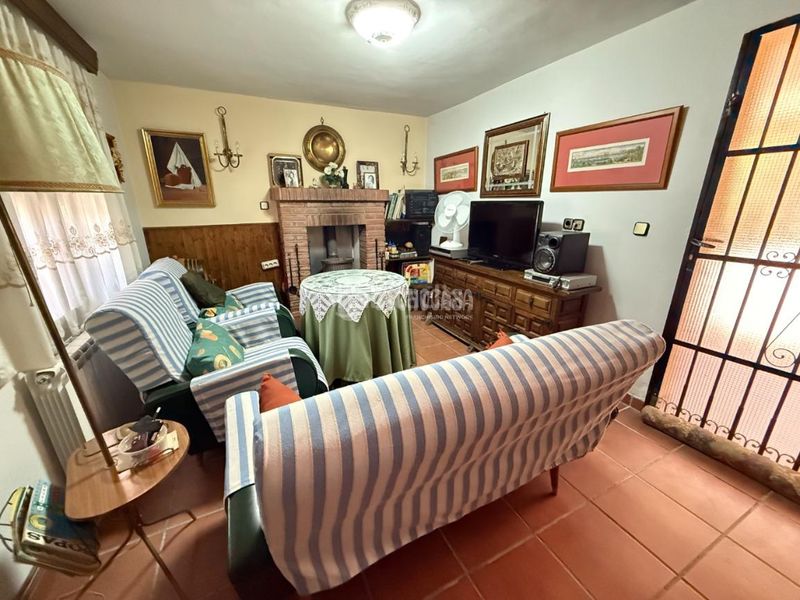 Foto 4d457c00-db2e-45bd-8d22-7a15589155d8. Casa aparellada amb calefacció a Lucillos