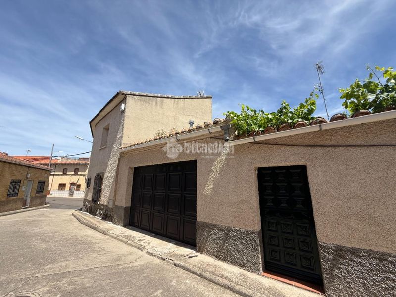 Foto 8c6b5571-7484-4501-b6d6-725e286623d9. Casa aparellada amb calefacció a Lucillos