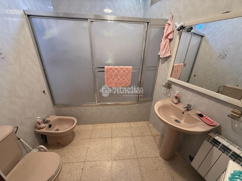 Foto f79b82e4-151f-47cb-bda3-88dff4c8e023. Casa aparellada amb calefacció a Lucillos