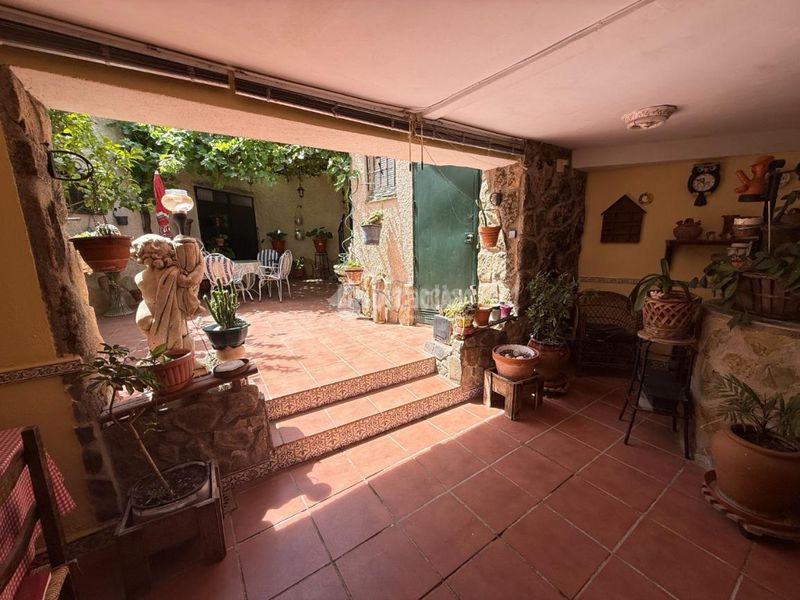 Foto fdf2f853-fa38-425e-b354-c884cdcef47a. Casa aparellada amb calefacció a Lucillos