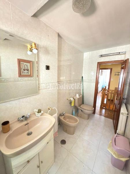 Foto 04c01a54-1743-4f85-ab17-9d458a47f825. Casa aparellada a Apóstol Santiago Madrid