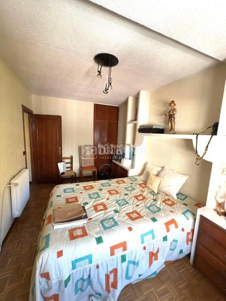 Foto 6c9a7f19-d790-4c62-8600-4ec2813db249. Casa aparellada a Apóstol Santiago Madrid