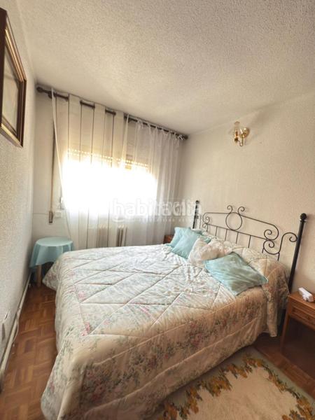 Foto 8854b323-c405-4391-b65d-1f79937a5ad4. Casa aparellada a Apóstol Santiago Madrid