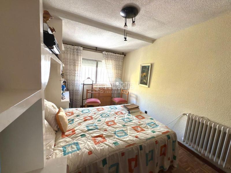 Foto 928ab8c6-8bbe-4dfa-968f-a89b673633c9. Casa aparellada a Apóstol Santiago Madrid