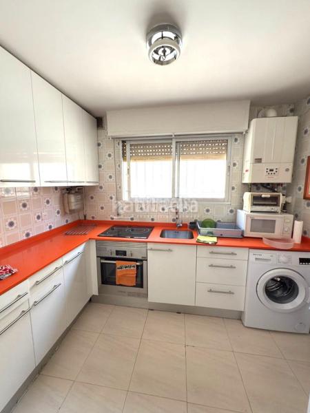 Foto b0488e7d-4330-4875-9057-7065b01fb3b3. Casa aparellada a Apóstol Santiago Madrid