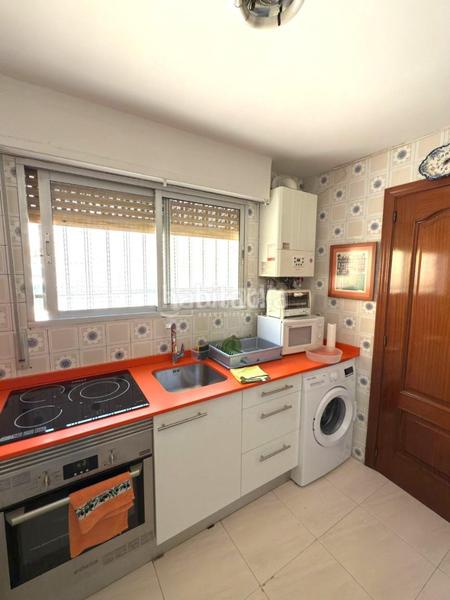 Foto b676deee-02bf-45df-bb52-34e836caf9d5. Casa aparellada a Apóstol Santiago Madrid